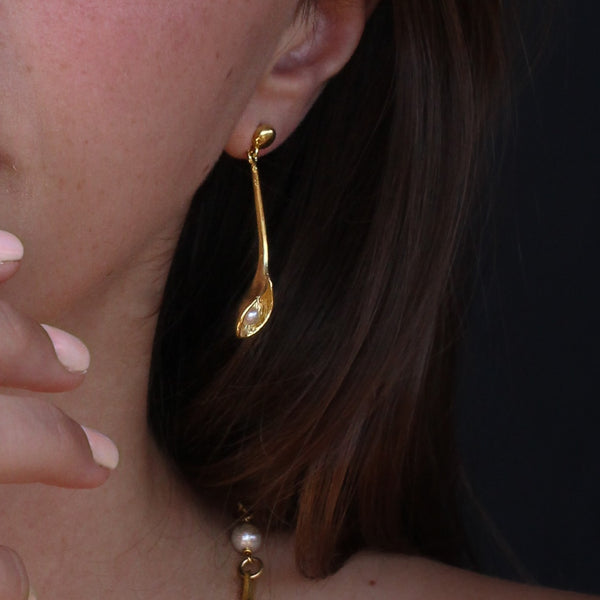 Unique hanging gold & pearls earrings