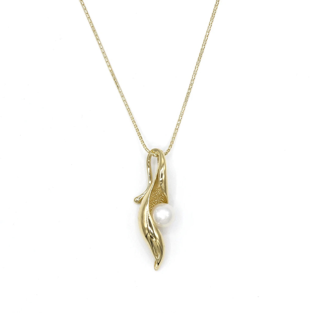 Waved gold pendant with pearl