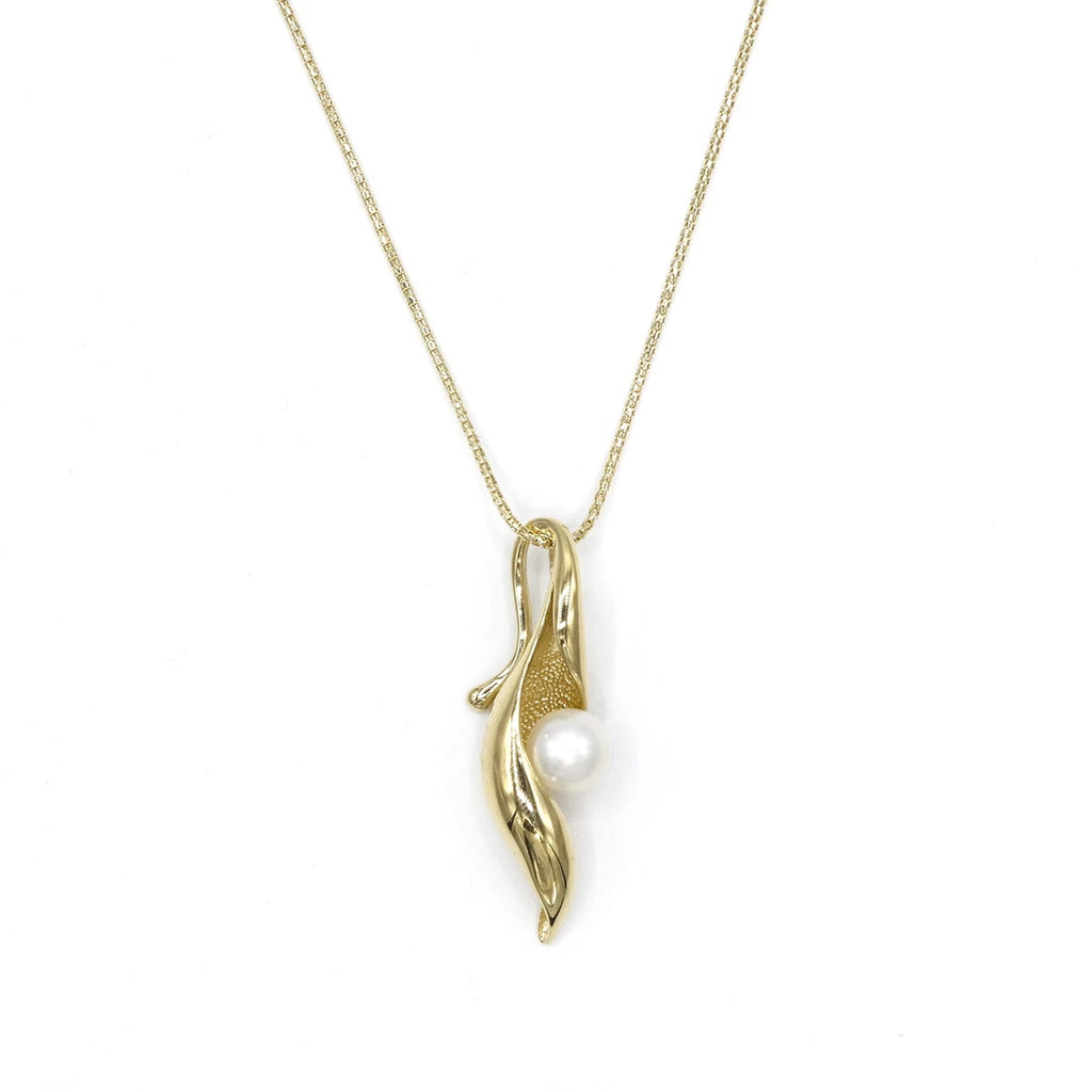 Waved gold pendant with pearl