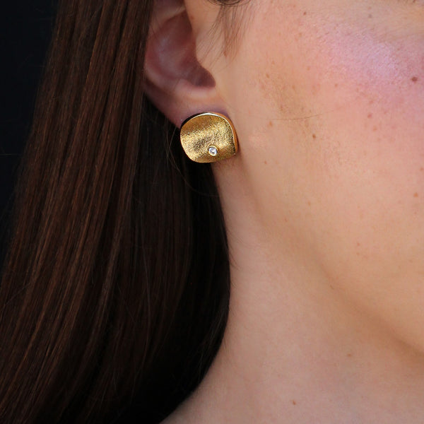 Classic stud gold & diamonds earrings