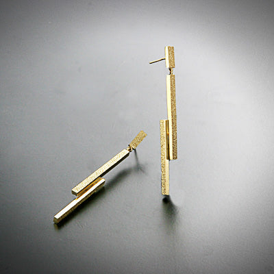 Minimalistic design gold earrings